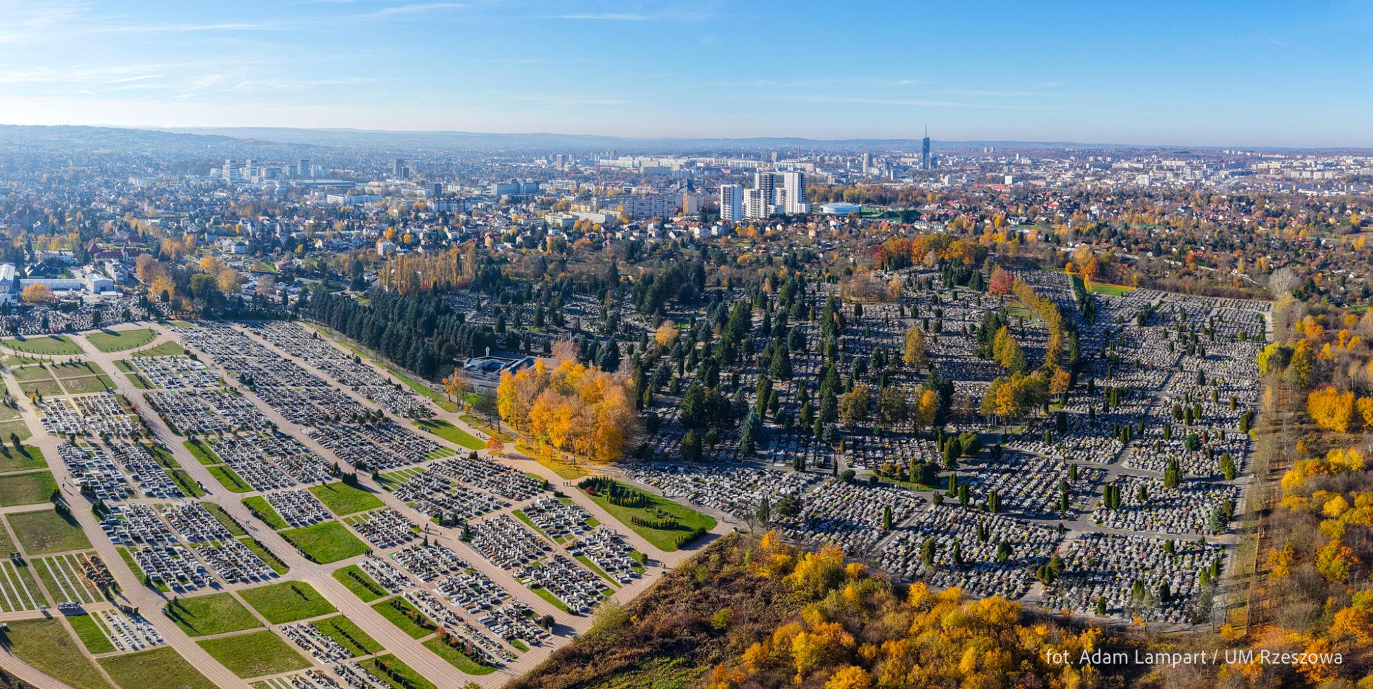 aktualność: Informacja o zmianach kursów komunikacji miejskiej na cmentarze w dniach 26 października – 1 listopada 2026